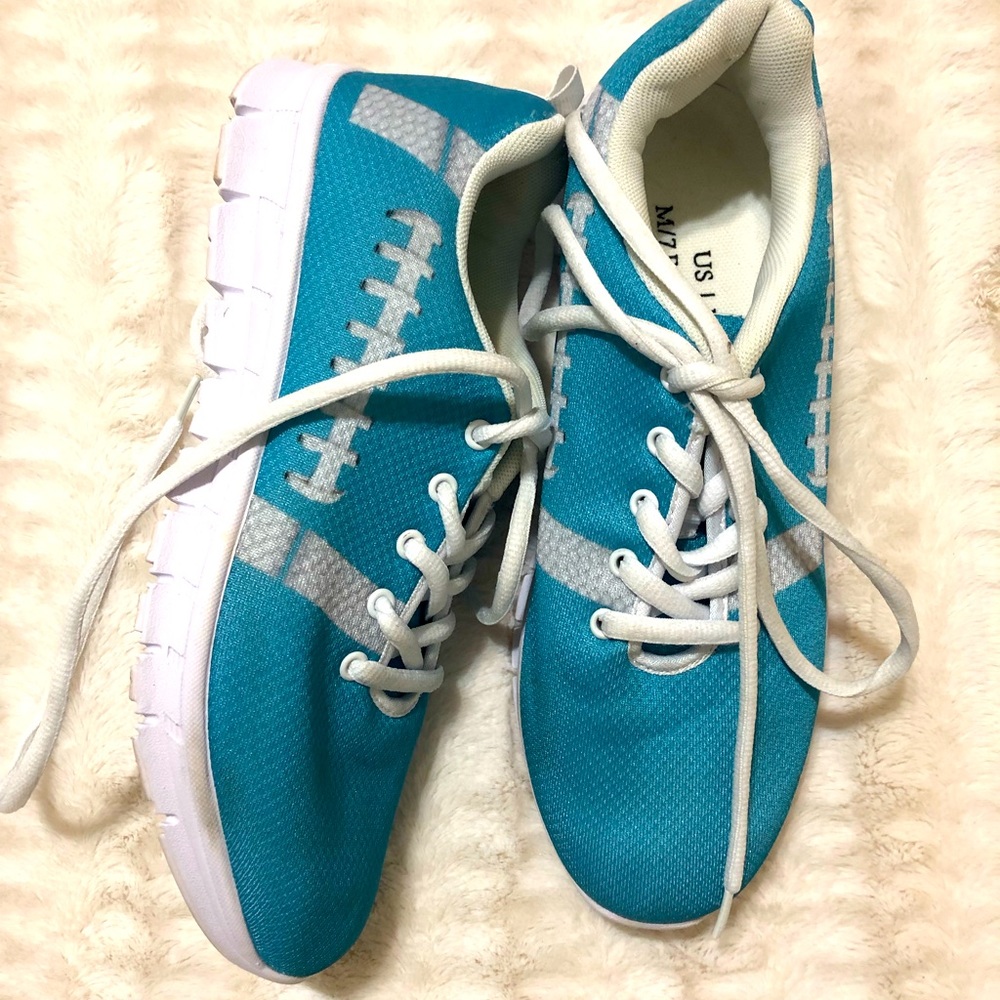 😺 Women’s sneakers.